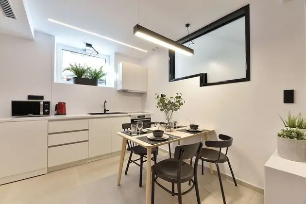 Phaedrus Living: City Center Luxury Flat Skoufa - Mutfak