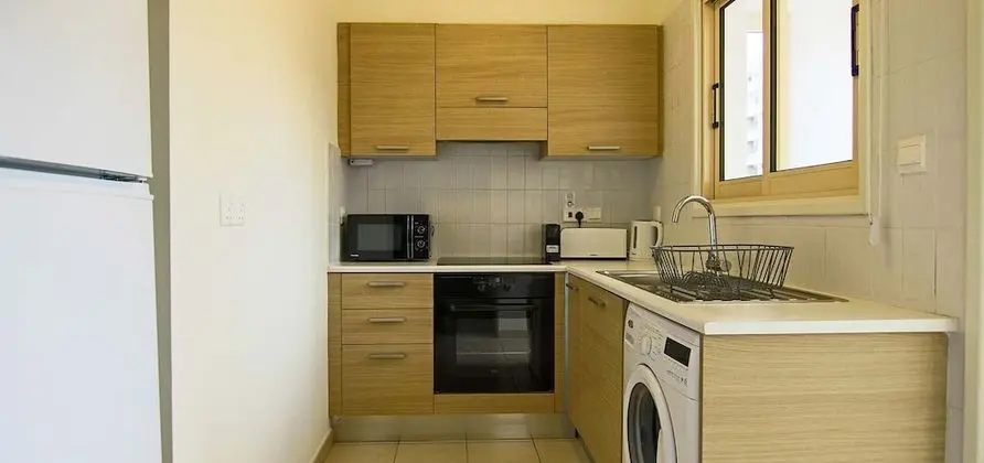Phaedrus Living: City View Luxury Iras Flat 102 - Mutfak
