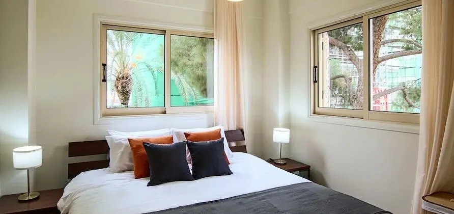 Phaedrus Living: City View Luxury Iras Flat 102 - Oda