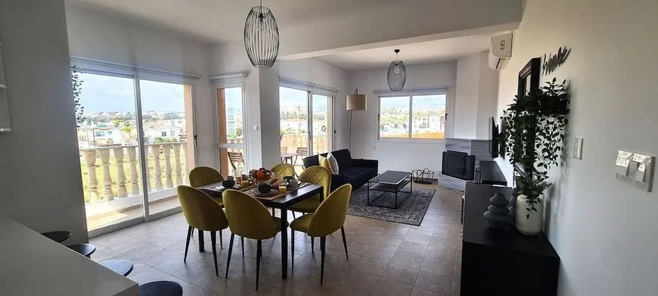Phaedrus Living: Cityview Luxury Flat Walnut Grove 304 - Lobi