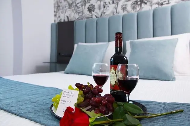 Phaedrus Living Modern Kriel Suites 003