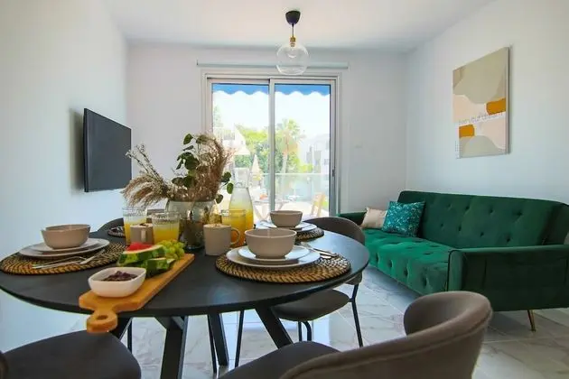 Phaedrus Living: Seaside Luxury Flat Athina 21 - Oda Düzeni