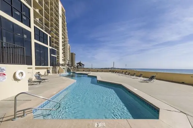 Phoenix II Beachfront Condos - Havuz