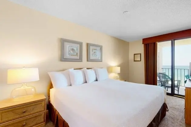 Phoenix II Beachfront Condos - Oda
