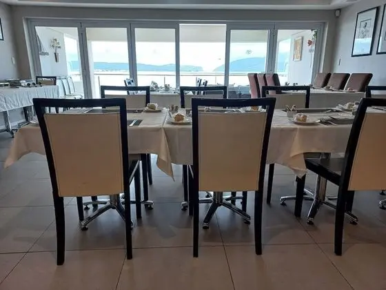 Phoenix Lodge and Waterside Accommodation - Yerinde Yemek