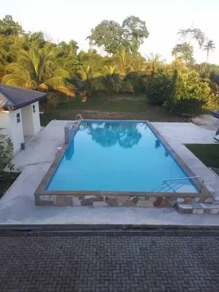 Piarco Village Suites - Havuz