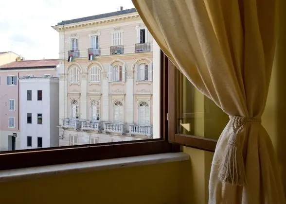 Piazza Azuni 18 Guesthouse - Dış Mekan