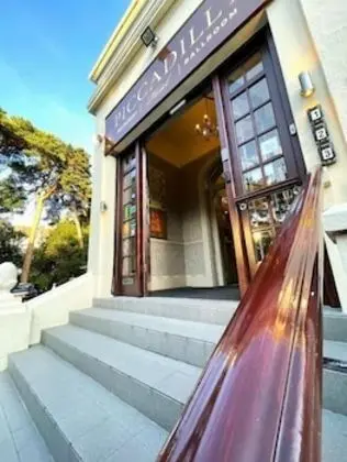 The Piccadilly Hotel - Dış Mekan