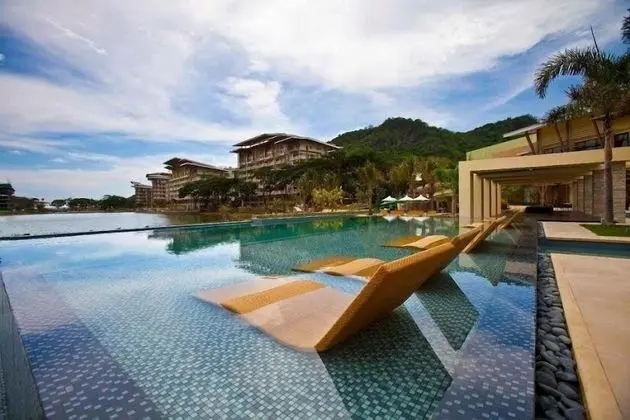 Pico De Loro Hamilo Coast Guest House - Havuz