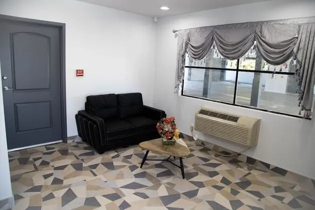 Pico Rivera Inn and Suites - Lobi