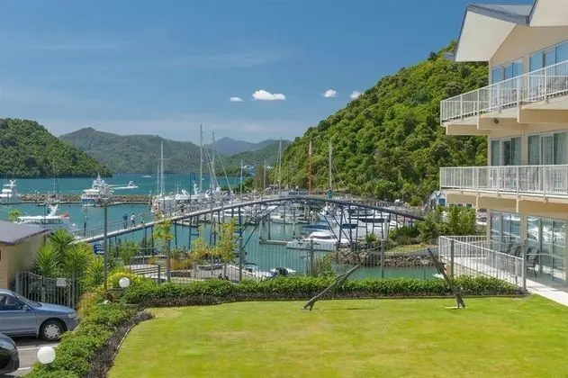 Picton Beachcomber Inn - 1