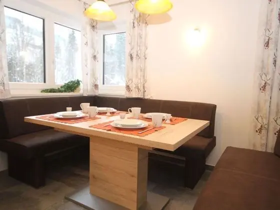 Picturesque Holiday Home With Terrace in Kirchberg - Yerinde Yemek