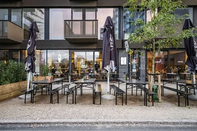 By The Pier apartments - Into This Place - Yerinde Yemek