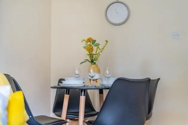 Pierocks Wickets Luxury Entire House, Free Parking and Wi-fi in Maidenhead - Yerinde Yemek