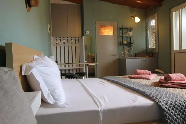 Pikinas Studios near ATH airport - Oda