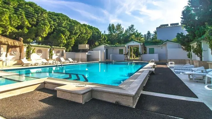 Pine Bay Club - Genel