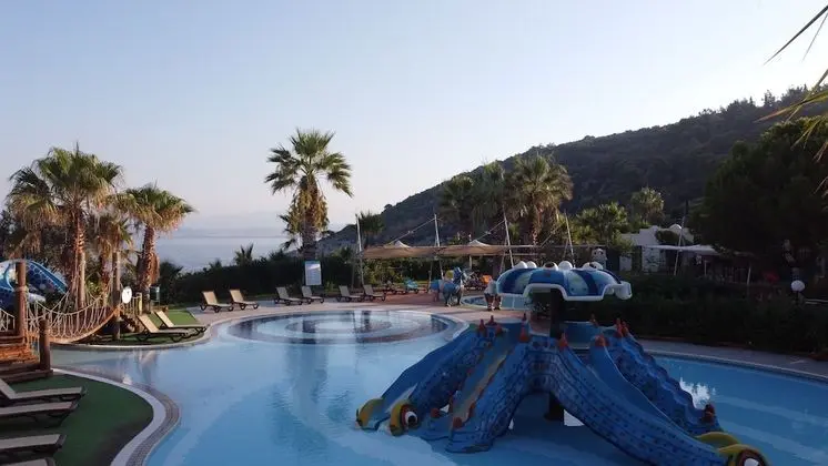 Pine Bay Holiday Resort - 8