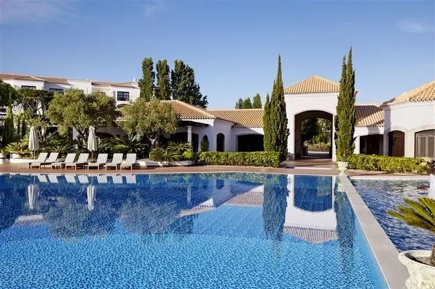 Pine Cliffs Residence