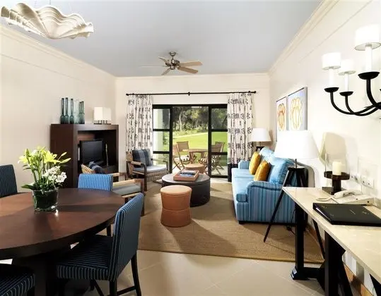 Pine Cliffs Residence