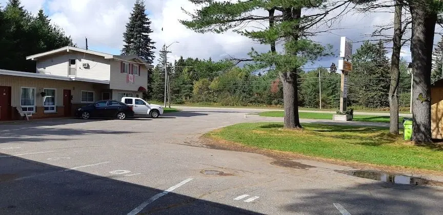 Pine Grove Motel - Dış Mekan