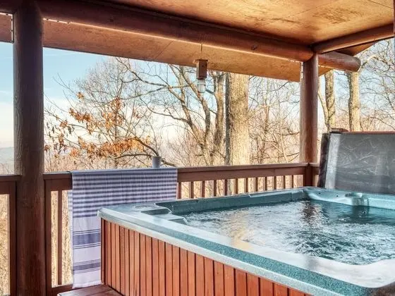 Pine Needle by Avantstay Log Cabin w/ Gorgeous Views, Hot Tub, Patio & Pool Table!