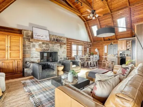 Pine Needle by Avantstay Log Cabin w/ Gorgeous Views, Hot Tub, Patio & Pool Table! - İç Mekan