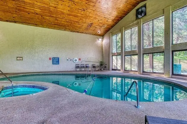 Pinecrest Townhomes - Havuz