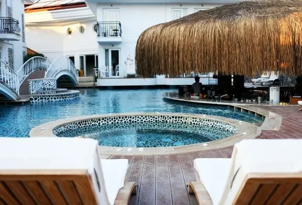 The PINEHILL Hotel & Suites - Havuz