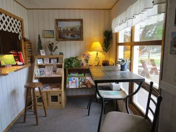 The Pines Country Inn - Lobi