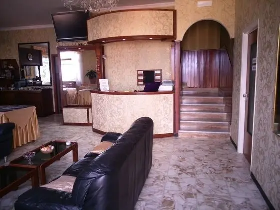 Hotel Pineta - Lobi