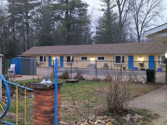 The Pinewood - Adult Getaway by the Lake
