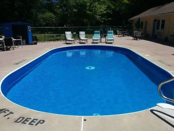The Pinewood - Adult Getaway by the Lake - Havuz