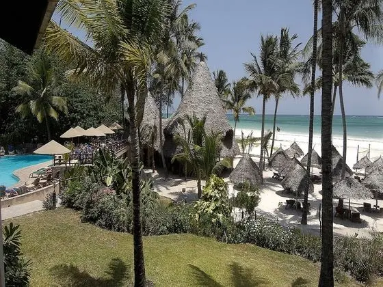 Pinewood Beach Resort and Spa - Plaj