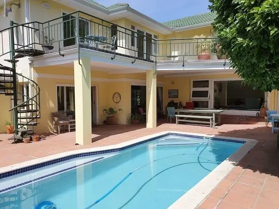 On Pinewood Guest House - Havuz