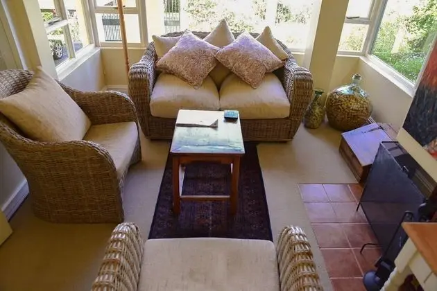 On Pinewood Guest House - Lobi