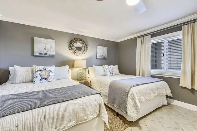 Pinnacle Port by Book That Condo - Oda
