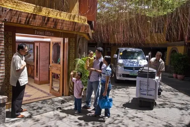 Pinoy Pamilya Hotel