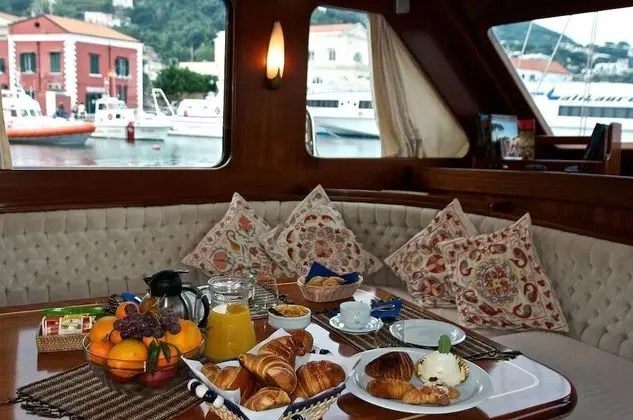 Plaghia Charter Boat & Breakfast - Yerinde Yemek