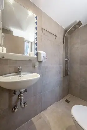 Plakes Sea View Suites