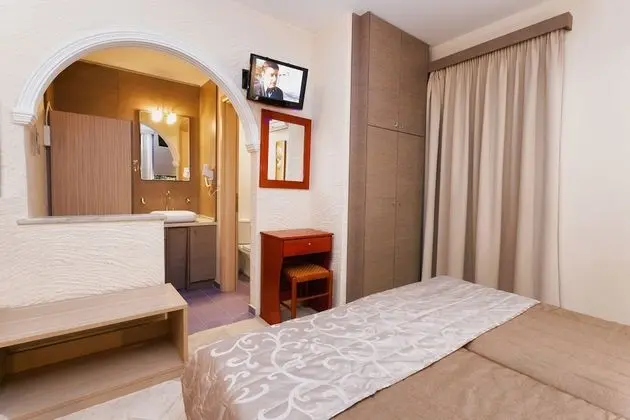 Planos Beach Hotel - Oda