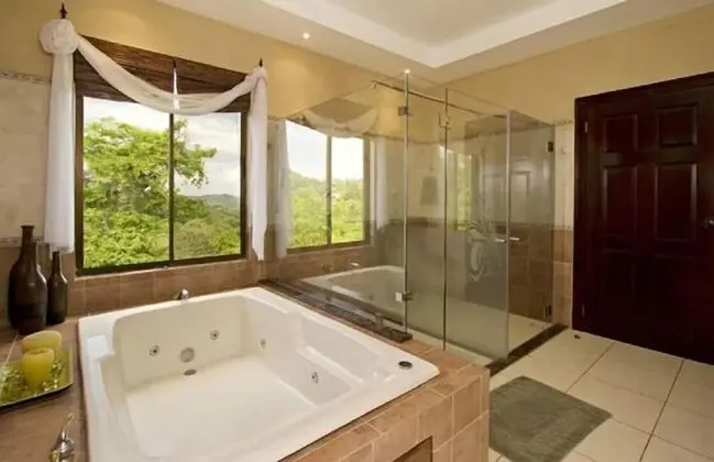 Playa Potrero 4 BR Home w Large Saltwater Pool Spectacular Views - Villa Oasis - Oda