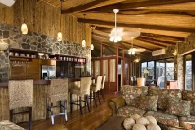 Playa Potrero - Exotic 5 BR Beachfront Villa Bella Catalina - Oda