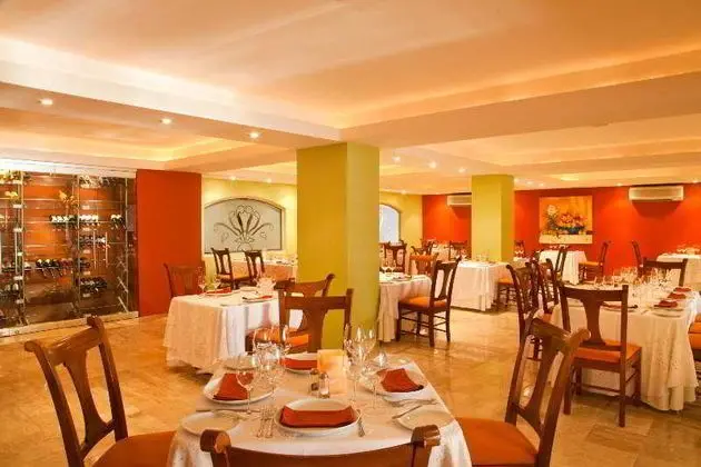 Plaza Pelicanos Grand Beach Resort