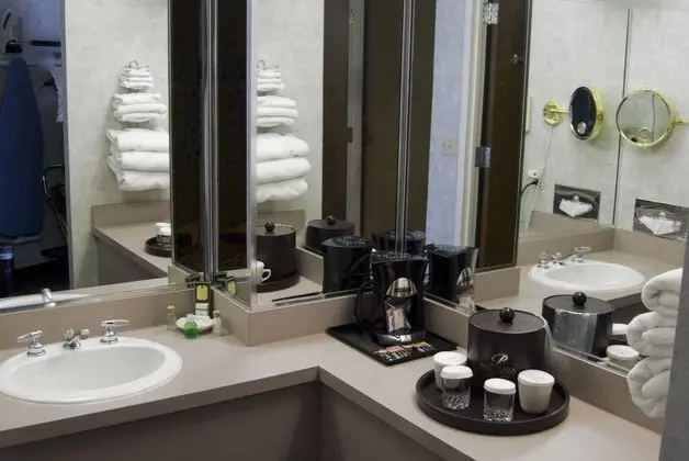 Plaza Hotel And Suites