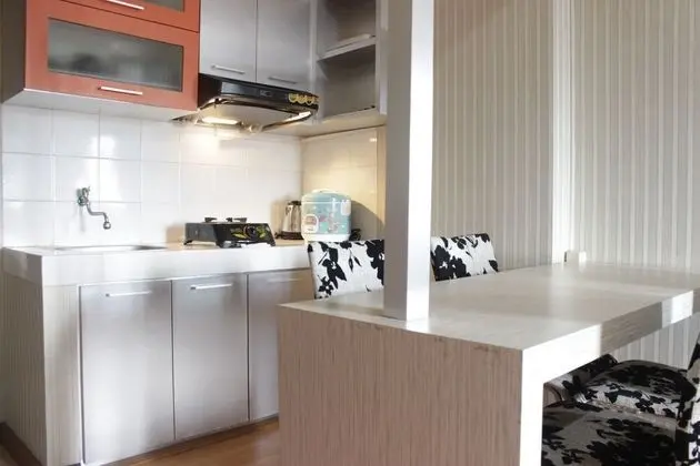 Pleasant 2Br Apartment At The Suites Metro - Mutfak