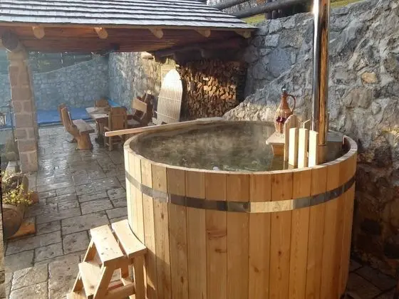 Pleasant Chalet in Bruvno With Private Pool - Dış Mekan