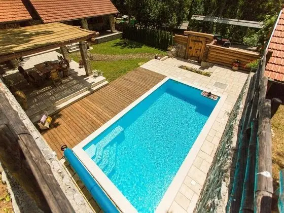 Pleasant Chalet in Bruvno With Private Pool - Havuz