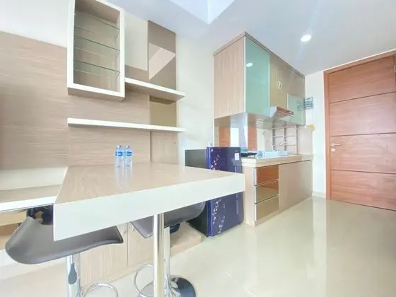 Pleasant Studio At Beverly Dago Apartment Near Itb - Oda Düzeni
