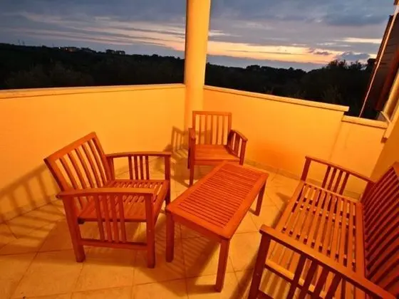 Plush Holiday Home in Novigrad With Patio - Dış Mekan