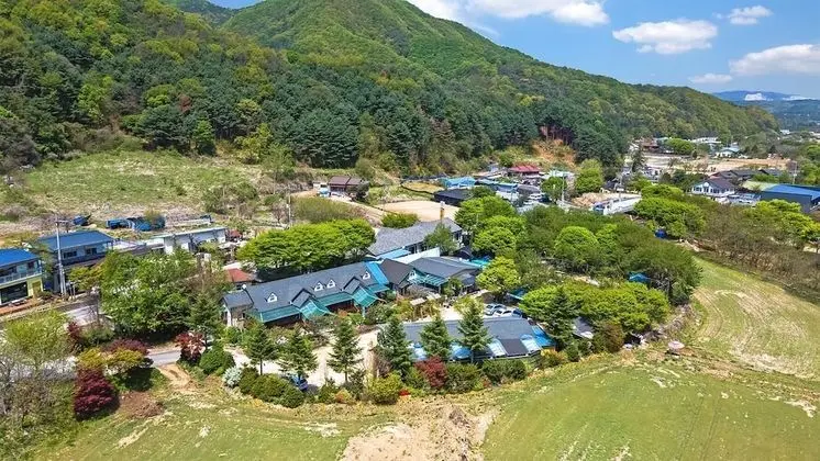 Pocheon Hi Mom Kids Spa Pension Black